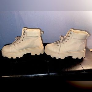 Great combat lug cream faux suede boots. Size 9 Worn once. In excellent cond